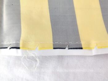Sur 82 x 150 cm, voici un beau coupon de tissus léger en viscose et polyester ameublement ou d'habillement avec rayures jaunes et gris.