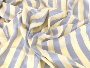Sur 82 x 150 cm, voici un beau coupon de tissus léger en viscose et polyester ameublement ou d'habillement avec rayures jaunes et gris.
