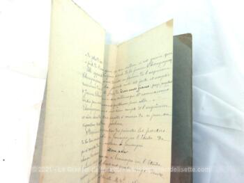 Âgé de plus de 140 ans, voici un acte notarié écrit à la plume et à l'encre sépia sur 4 pages pour une vente datée du 27 aout 1882 avec cachet et sceau du Timbre de la III° République.