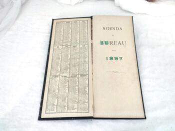 Voici un très ancien et grand agenda de bureau utilisé par une boucherie de 14.5 x 34.5 x 1 cm pour l'année 1897 avec certaines pages annotées à la main. UNIQUE !