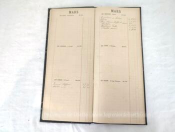 Voici un très ancien et grand agenda de bureau utilisé par une boucherie de 14.5 x 34.5 x 1 cm pour l'année 1897 avec certaines pages annotées à la main. UNIQUE !