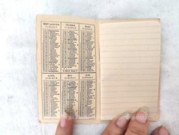 Agé de 85 ans, voici un ancien almanach de poche pour l'année 1937, calendrier publicitaire offert par "Mlle M. Fossey - Lingerie, Spécialité de Dentelles" à Cherbourg.