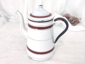 Voici une belle et ancienne cafetière émaillée blanc et rouge carmen  avec sa belle patine authentique d'éclat d'émail et d'oxydation. estampillée "Extra Dur - St Servais - Belgique".