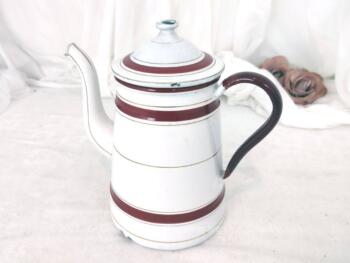 Voici une belle et ancienne cafetière émaillée blanc et rouge carmen  avec sa belle patine authentique d'éclat d'émail et d'oxydation. estampillée "Extra Dur - St Servais - Belgique".