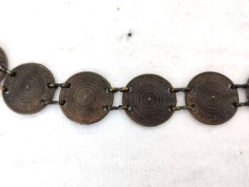 Sur 78 cm, plus 20 cm de chaine, voici une ceinture vintage, totalement dans le look des années 70/80, entièrement réalisée à partir de 17 écussons, façons anciennes pièces de monnaies de 3.5 cm de diamètre.