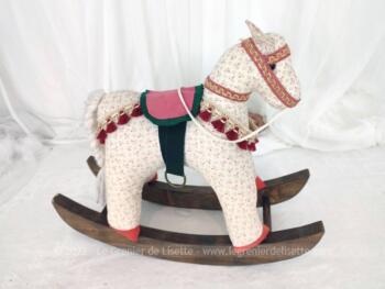 Très décoratif, voici un petit cheval à bascule en tissus et rembourré comme une poupée chiffon avec 4 pattes maintenues sur des pieds à bascule en bois.