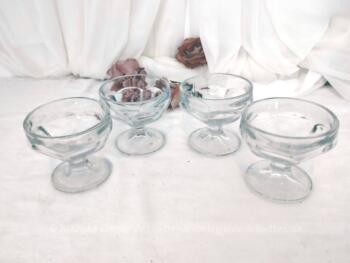 Voici un lot de 4 coupes à Champagne en verre moulé, avec corps et pieds avec 6 pans et se terminant en arrondi pour former une corolle.