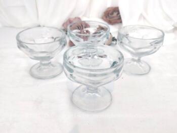 Voici un lot de 4 coupes à Champagne en verre moulé, avec corps et pieds avec 6 pans et se terminant en arrondi pour former une corolle.