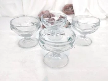 Voici un lot de 4 coupes à Champagne en verre moulé, avec corps et pieds avec 6 pans et se terminant en arrondi pour former une corolle.