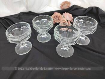 Voici un lot de 4 coupes à Champagne en verre moulé, avec corps et pieds avec 6 pans et se terminant en arrondi pour former une corolle.