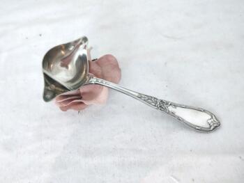 Voici une superbe et ancienne cuillère à sauce pour Gras et Maigre en argent avec poinçons et décorés de volutes florales.