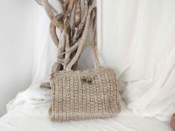 Vraiment original de sac de forme vintage réalisé à la main au crochet en fil de couleur bistre et décoré sur un coté par une broché cousue. Pièce unique.