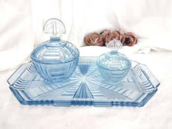 Sur un superbe plateau en verre bleu, voici deux flacons assortis de tailles différentes pour une ambiance très années 60/70.