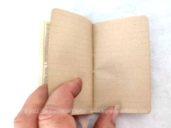 Ancien mini almanach et carnet de notes, daté  de 1933  avec 32 pages vierges + couvertures avec almanach.  Cadeau publicitaire de Lingerie en Gros et Détail - Melle Fossey à Cherbourg, avec en couverture le dessin d'une maman et son enfant à la fin du XVIII ou début XIX°.