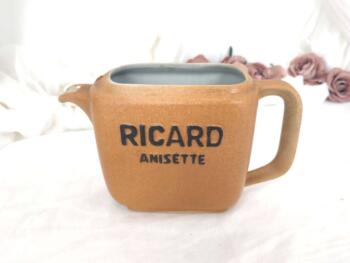 Voici un superbe pichet vintage des Ateliers de céramique Ricard - Made in France, portant en relief sur un fond beige dégradé les mots " Ricard-Anisette".