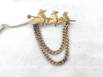 Voici une belle broche vintage en forme de cocote en papier et décorée de deux petites chainettes.