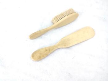 Voici un lot assorti composé d'une ancienne petite brosse à cheveux et de son chausse pied, datant du début du siècle dernier, ces deux pièces en bakélite couleur ivoire aux traces d'usure comme des veines sont une belle imitation de l'ivoire.  Superbe !