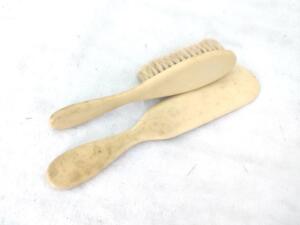 Ancienne petite brosse à cheveux et chausse pied bakélite