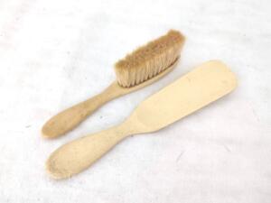 Ancienne petite brosse à cheveux et chausse pied bakélite