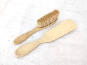 Ancienne petite brosse à cheveux et chausse pied bakélite