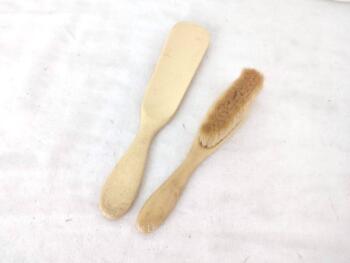 Voici un lot assorti composé d'une ancienne petite brosse à cheveux et de son chausse pied, datant du début du siècle dernier, ces deux pièces en bakélite couleur ivoire aux traces d'usure comme des veines sont une belle imitation de l'ivoire.  Superbe !