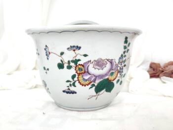 Que d'originalité dans cet ancien cache pot mural en forme de demi lune, tout en faïence provençale au décor floral.