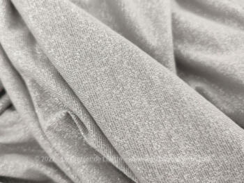 Voici un très long coupon de tissus en stretch couleur argent, façon Lurex sur 145 cm de large.... laissez libre cours à votre imagination !