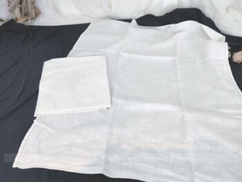 Voici duo d'anciennes serviettes de 60 x 63 cm en damassé blanc avec au centre la broderie d'un losange fleuri et au centre les monogrammes JL.  Top vintage !