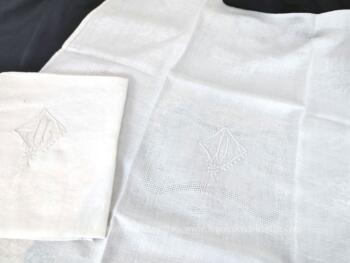 Voici duo d'anciennes serviettes de 60 x 63 cm en damassé blanc avec au centre la broderie d'un losange fleuri et au centre les monogrammes JL.  Top vintage !