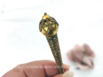 Voici une superbe épingle à chapeaux décorée d'un cône en métal doré ciselé surmonté d'une perle dorée habillée de pétales, le tout sur 15 cm.