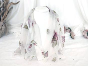 Sur 89 x 89 cm, voici un superbe foulard aux dessins de roses sur un tissus polyester très soyeux et transparent.