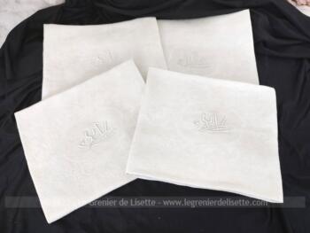 Voici un lot de 4 anciennes serviettes de table  réalisé dans un beau damassé blanc de 72 x 60 cm brodées des monogrammes XV ou YV au centre. Top vintage !