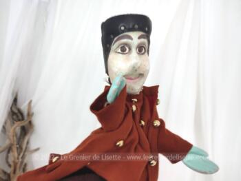 Voici une ancienne grande et bien originale marionnette de Guignol en bois sculpté. La totalité de la marionnette mesure 60 cm avec la partie 