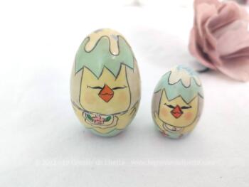 Voici un duo de petits œufs  gigogne en bois peints à la main ! Trop mignon ....