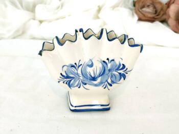 Petit pique fleurs ou bouquetière aux 5 ouvertures réalisé en faïence aux beaux dessins de fleurs bleu,  dans le style de la céramique portugaise. Original !