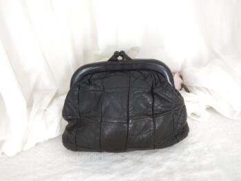 Voici une petite sacoche dans le style des années seventeen réalisée en cuir noir avec des petits carrés cousus entre eux et un large fermoir plastique.