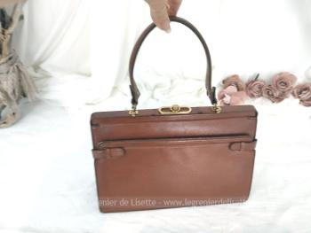 Quelle belle ligne vintage pour cet ancien sac en cuir fauve à la jolie forme de petit cartable à plis avec un petit compartiment extérieur.
