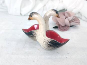 Voici un élégant saleron en céramique peinte à la main se compose de 2 oies qui se font face avec le corps creux laqué en rouge qui sert de compartiment pour le sel et le poivre. Original !