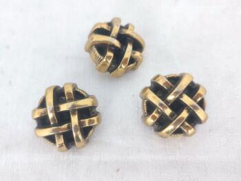 Lot 3 très gros boutons vintages en plastique épais au dessin de treillis noir et or de 3.5 cm de diamètre et 1.5 cm d'épaisseur + boucle de couture.