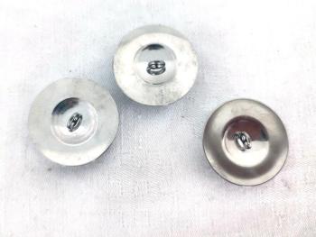 Voici un lot original de 3 gros boutons vintages réalisé en métal de deux couleurs de 3.2 cm de diamètre sur 1 cm de haut avec une boucle dessous pour coudre le bouton. Vraiment vintage !!
