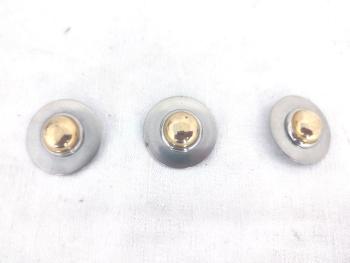 Voici un lot original de 3 gros boutons vintages réalisé en métal de deux couleurs de 3.2 cm de diamètre sur 1 cm de haut avec une boucle dessous pour coudre le bouton. Vraiment vintage !!