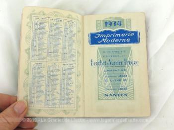 Avec une belle reliure cartonnée bordeaux, voici un petit agenda de poche en très bon état pour l'année 1934, cadeau publicitaire des Imprimeries Modernes à Nantes.