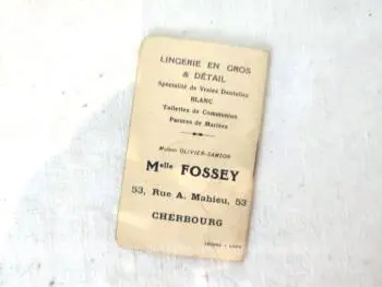 Ancien mini almanach et carnet de notes, daté  de 1934  avec 32 pages vierges + couvertures avec almanach.  Cadeau publicitaire de Lingerie en Gros et Détail - Melle Fossey à Cherbourg, avec en couverture le dessin d'un garçonnet au téléphone.