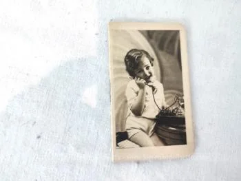 Ancien mini almanach et carnet de notes, daté  de 1934  avec 32 pages vierges + couvertures avec almanach.  Cadeau publicitaire de Lingerie en Gros et Détail - Melle Fossey à Cherbourg, avec en couverture le dessin d'un garçonnet au téléphone.