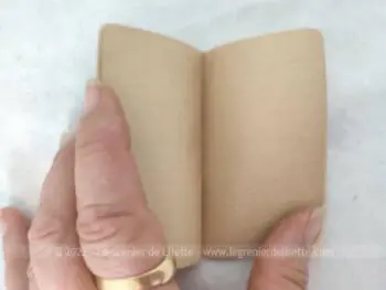 Ancien mini almanach et carnet de notes, daté  de 1934  avec 32 pages vierges + couvertures avec almanach.  Cadeau publicitaire de Lingerie en Gros et Détail - Melle Fossey à Cherbourg, avec en couverture le dessin d'un garçonnet au téléphone.