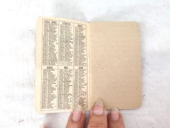 Ancien mini almanach et carnet de notes, daté  de 1934  avec 32 pages vierges + couvertures avec almanach.  Cadeau publicitaire de Lingerie en Gros et Détail - Melle Fossey à Cherbourg, avec en couverture le dessin d'un garçonnet au téléphone.