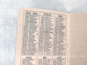 Ancien mini almanach et carnet de notes, daté  de 1934  avec 32 pages vierges + couvertures avec almanach.  Cadeau publicitaire de Lingerie en Gros et Détail - Melle Fossey à Cherbourg, avec en couverture le dessin d'un garçonnet au téléphone.