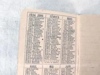 Ancien mini almanach et carnet de notes, daté  de 1934  avec 32 pages vierges + couvertures avec almanach.  Cadeau publicitaire de Lingerie en Gros et Détail - Melle Fossey à Cherbourg, avec en couverture le dessin d'un garçonnet au téléphone.