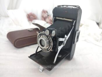 Authentique ancien appareil à photos à soufflets  de la marque Coronet, datant des années 30/40 avec un objectif de la marque Boyer. 