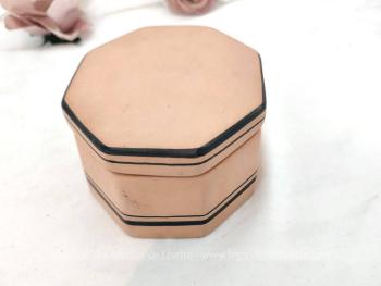 Originale cette petite boite octogonale de  5.5 x 12 cm, imitation d'une ancienne boite de poudre. La couleur rose saumon et ses liserés marron en font un bel objet de décoration.